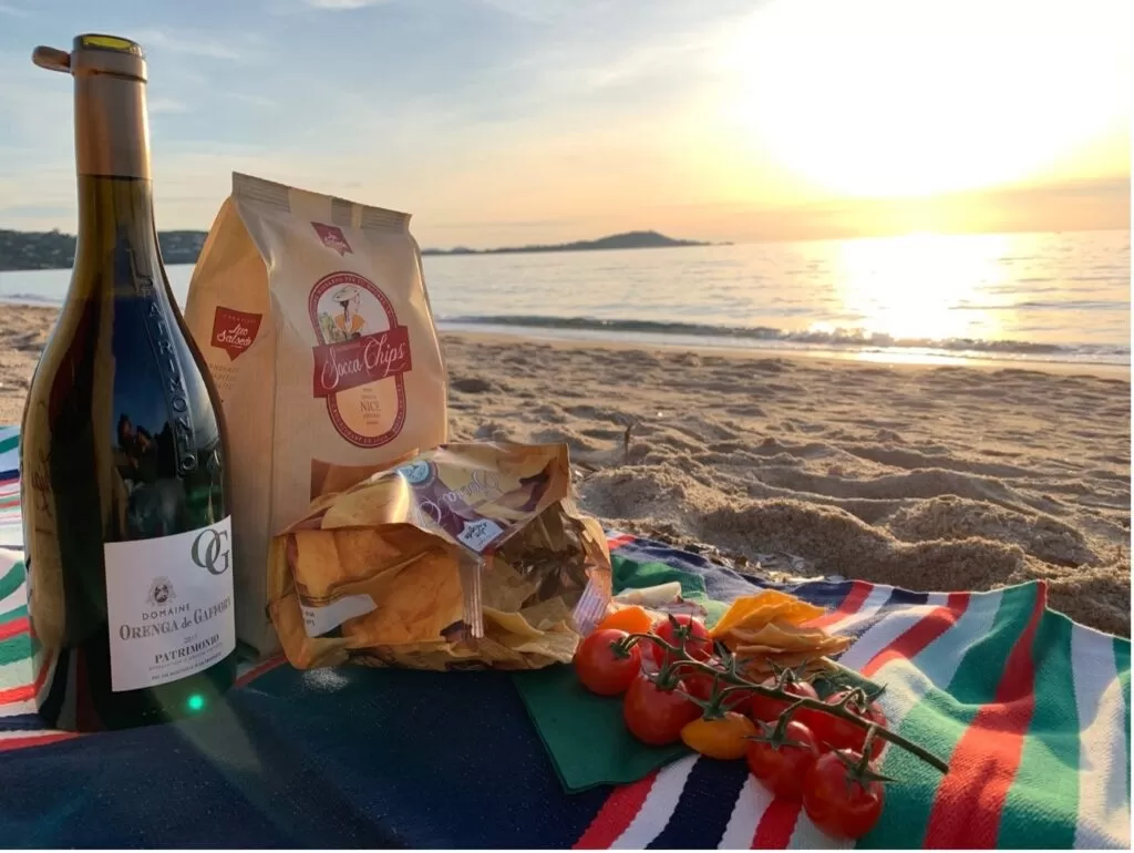 Summer aperitif dinner with friends with Socca Chips®